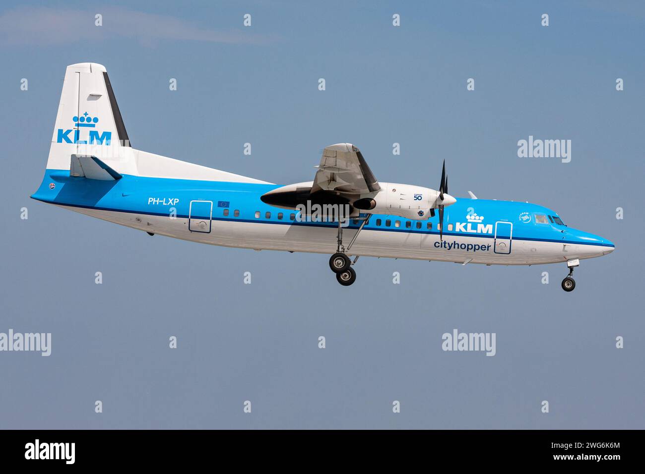 Niederländisch KLM Cityhopper Fokker 50 mit Registrierung PH-LXP im Finale für Amsterdam Airport Schiphol Stockfoto