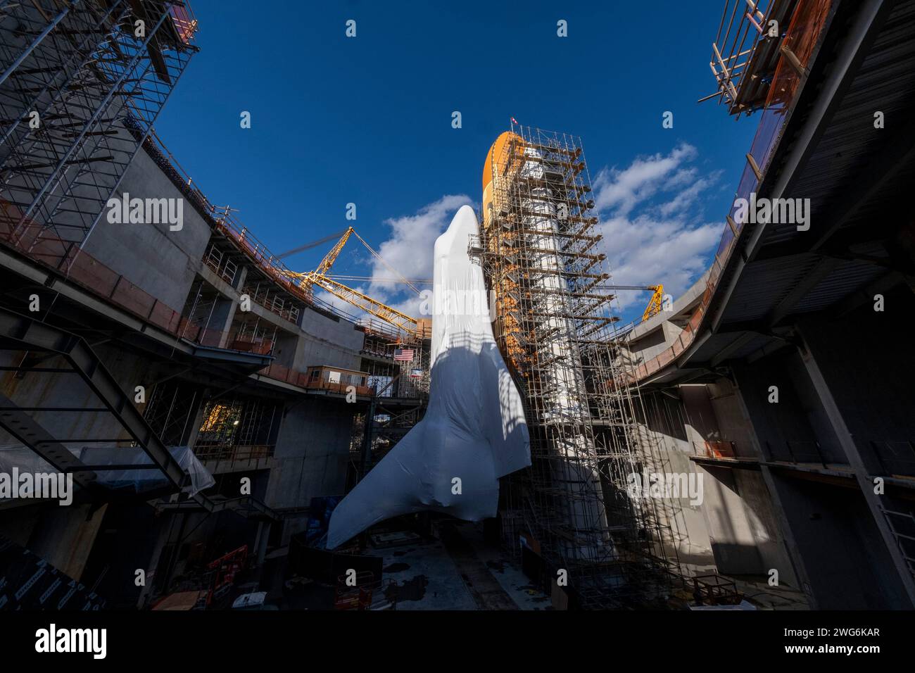 Das Space Shuttle Endeavour ist in vertikaler Starterkonfiguration mit zwei festen Raketenverstärkern und externem Kraftstofftank 94 (ET-94) auf der Baustelle des Samuel Oschin Air and Space Center im California Science Center in Los Angeles zu sehen. Stockfoto
