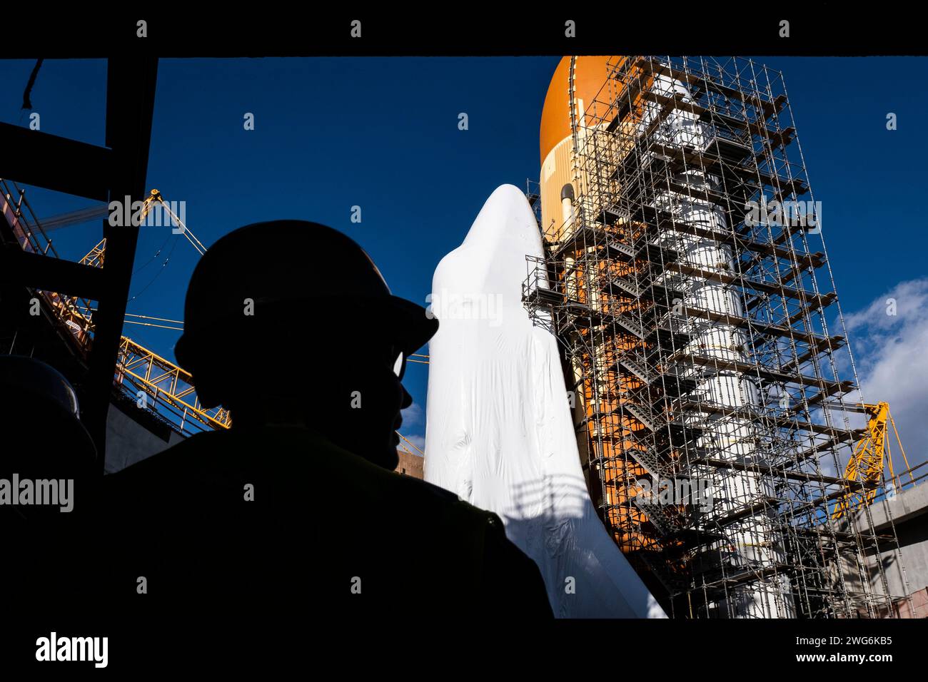 Das Space Shuttle Endeavour ist in vertikaler Starterkonfiguration mit zwei festen Raketenverstärkern und externem Kraftstofftank 94 (ET-94) auf der Baustelle des Samuel Oschin Air and Space Center im California Science Center in Los Angeles zu sehen. Stockfoto