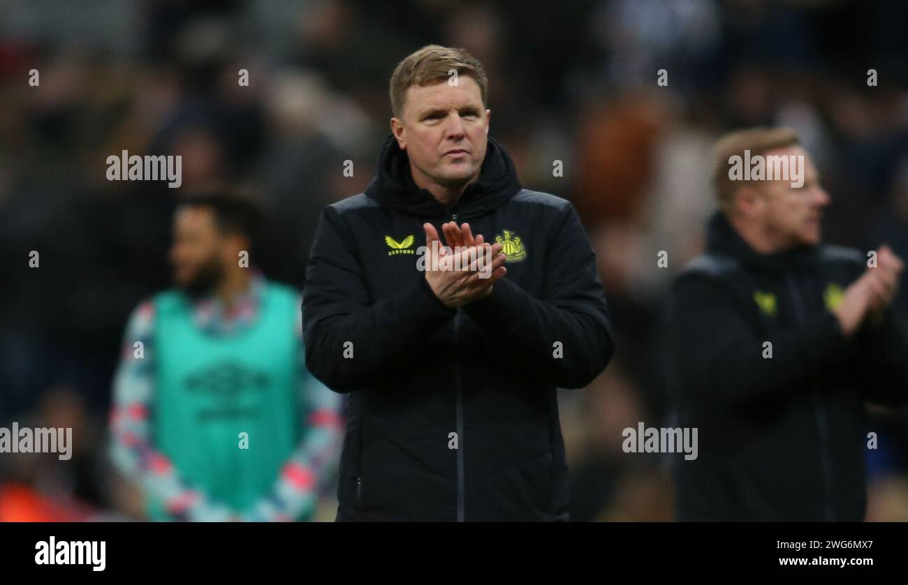 Newcastle am Samstag, 3. Februar 2024. Newcastle United-Manager Eddie Howe applaudiert Newcastle-Fans während des Premier League-Spiels zwischen Newcastle United und Luton Town in St. James's Park, Newcastle am Samstag, den 3. Februar 2024. (Foto: Michael Driver | MI News) Credit: MI News & Sport /Alamy Live News Stockfoto