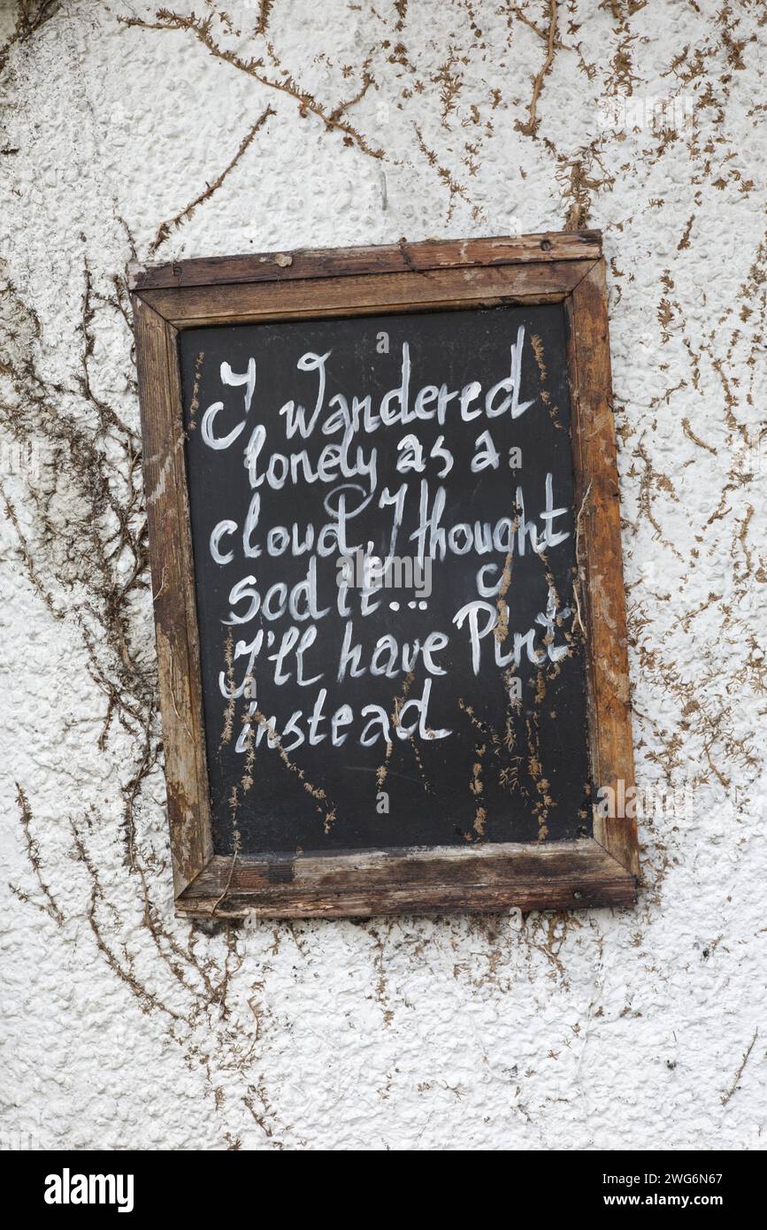 Ich bin einsam wie eine Wolke umhergewandert, dachte, ich nehme ein Pint, Tafel-Schild Stockfoto