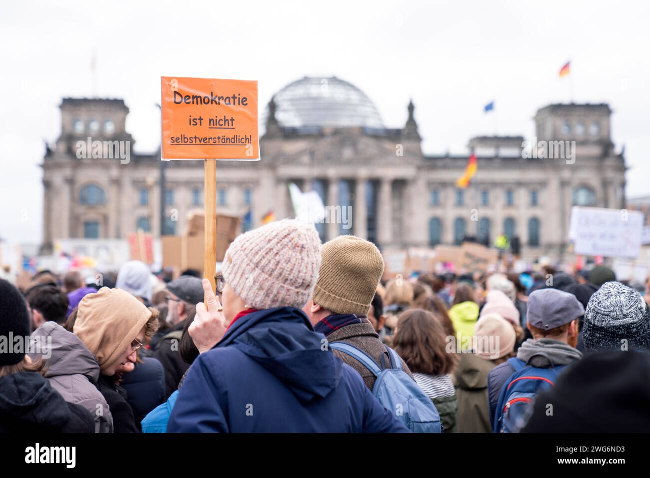 Berlin, Berlin, Deutschland. Februar 2024. žDemokratie ist nicht selbstverstÃ¤ndlich (Demokratie ist nicht selbstverständlich) beim Protest "žWir sind die Brandmauer" vor dem deutschen parlamentssitz, dem Bundestag, organisiert vom Netzwerk "Hand in Hand". Die Demonstranten rufen die Menschen auf, die Normalisierung der Rechten in Deutschland und Europa nicht mehr zu beobachten. (Kreditbild: © Andreas Stroh/ZUMA Press Wire) NUR REDAKTIONELLE VERWENDUNG! Nicht für kommerzielle ZWECKE! Quelle: ZUMA Press, Inc./Alamy Live News Stockfoto