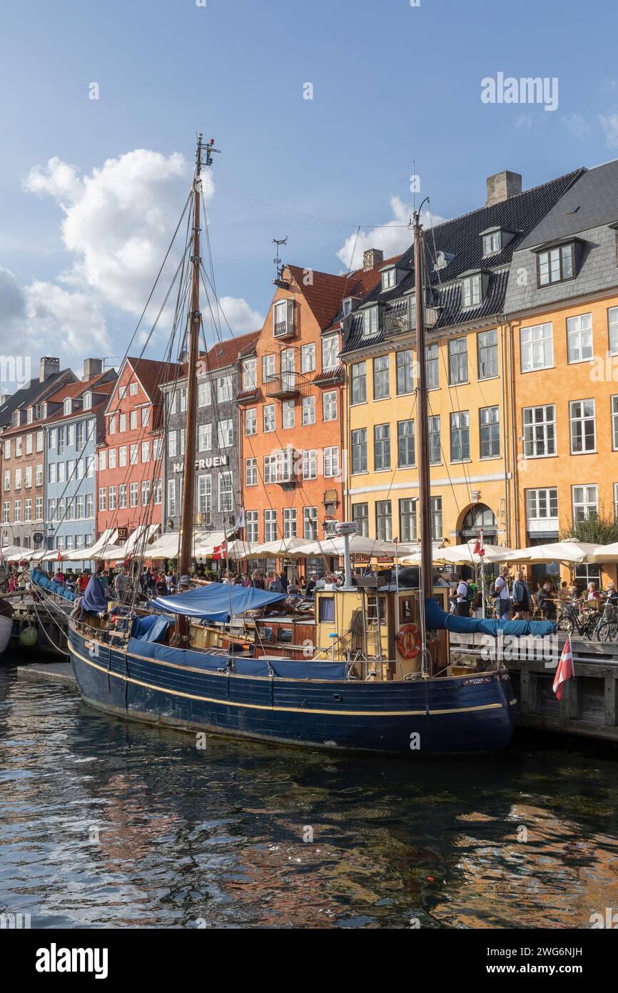 Nyhavn oder New Harbour ist ein Hafen-, Kanal- und Unterhaltungsviertel aus dem 17. Jahrhundert in Kopenhagen. Stockfoto