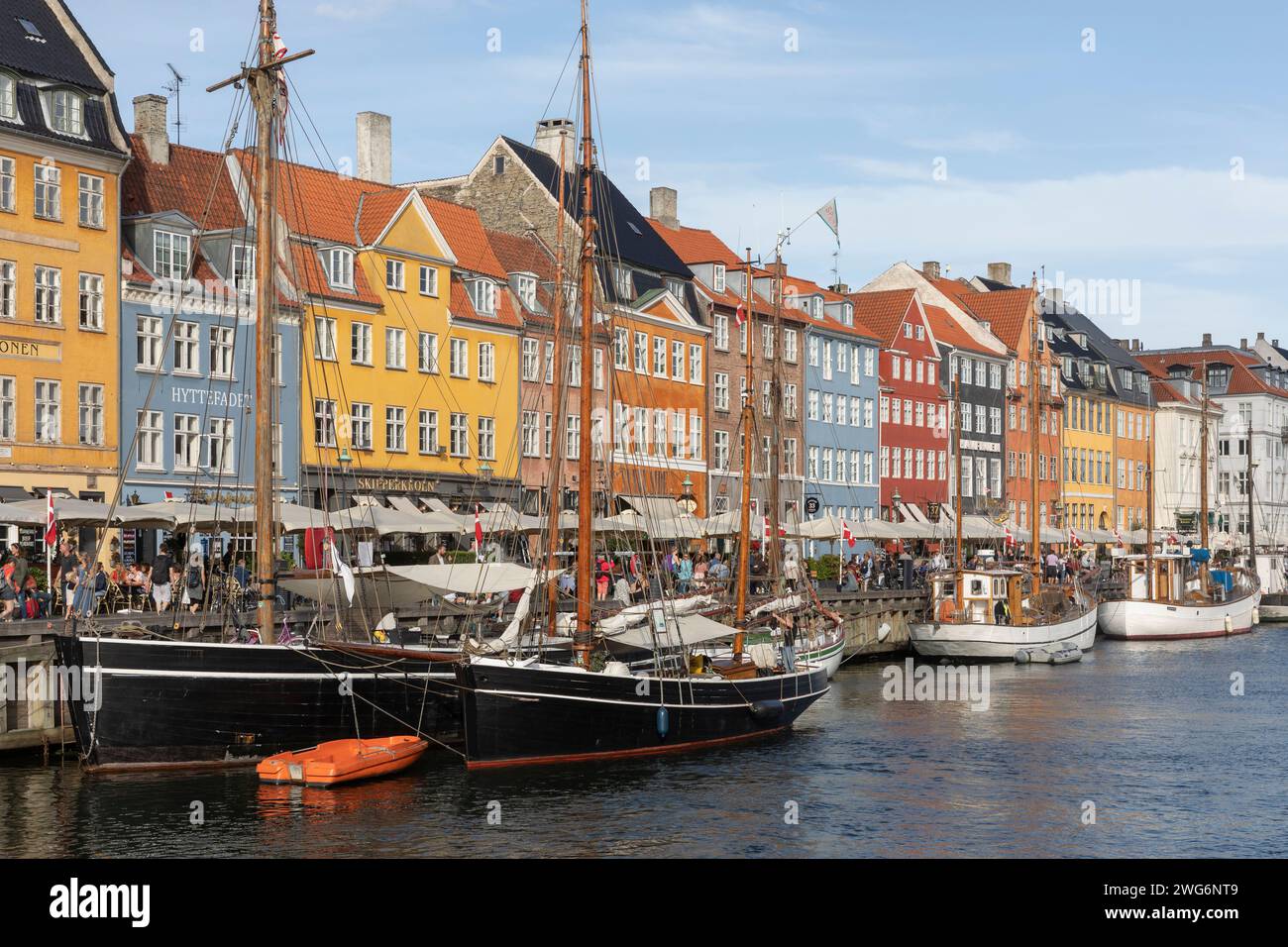 Nyhavn oder New Harbour ist ein Hafen-, Kanal- und Unterhaltungsviertel aus dem 17. Jahrhundert in Kopenhagen. Stockfoto