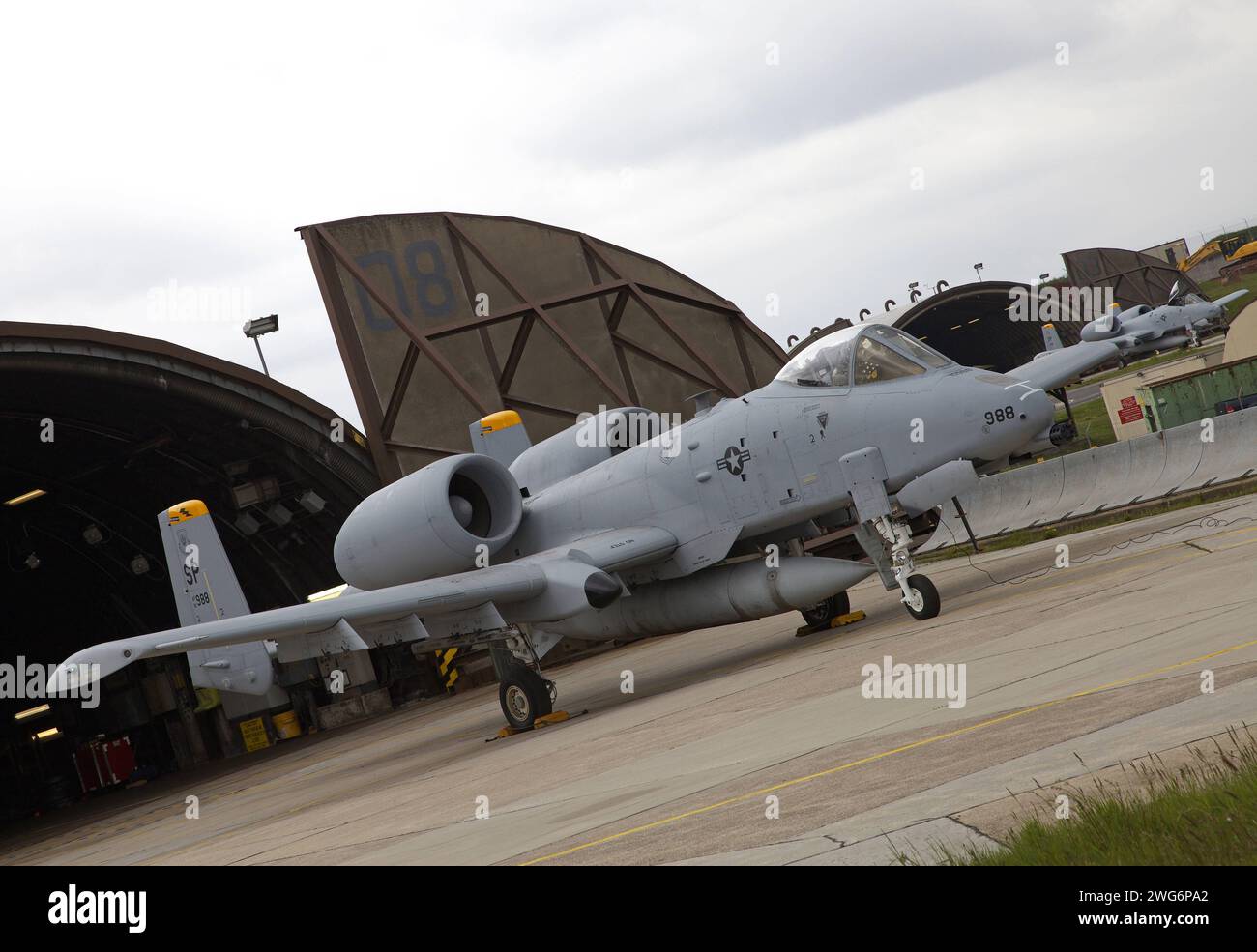 Ein Erdkampfflugzeug der US-amerikanischen Luftwaffe USAF vom Typ Fairchild-Republic A-10 Thunderbolt II auf der US-amerikanischen Luftwaffenbasis Spangdahlem in der Eifel. Das 81st Fighter Squadron wurde aufgelöst. Ein Erdkampfflugzeug der US-amerikanischen Luftwaffe USAF vom Typ Fairchild-Republic A-10 Thunderbolt II auf der US-amerikanischen Luftwaffenbasis Spangdahlem in der Eifel. Das 81st Fighter Squadron wurde aufgelöst. *** Eine Fairchild Republic Ein 10 Thunderbolt II Bodenangriffsflugzeug der US Air Force USAF auf dem US-Luftwaffenstützpunkt Spangdahlem in der Eifel die 81st Jagdgeschwader ist disb Stockfoto