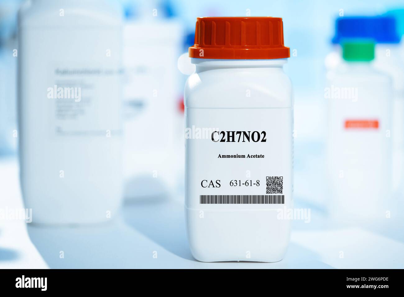 C2H7NO2 Ammoniumacetat CAS 631-61-8, chemische Substanz in weißer Laborverpackung aus Kunststoff Stockfoto
