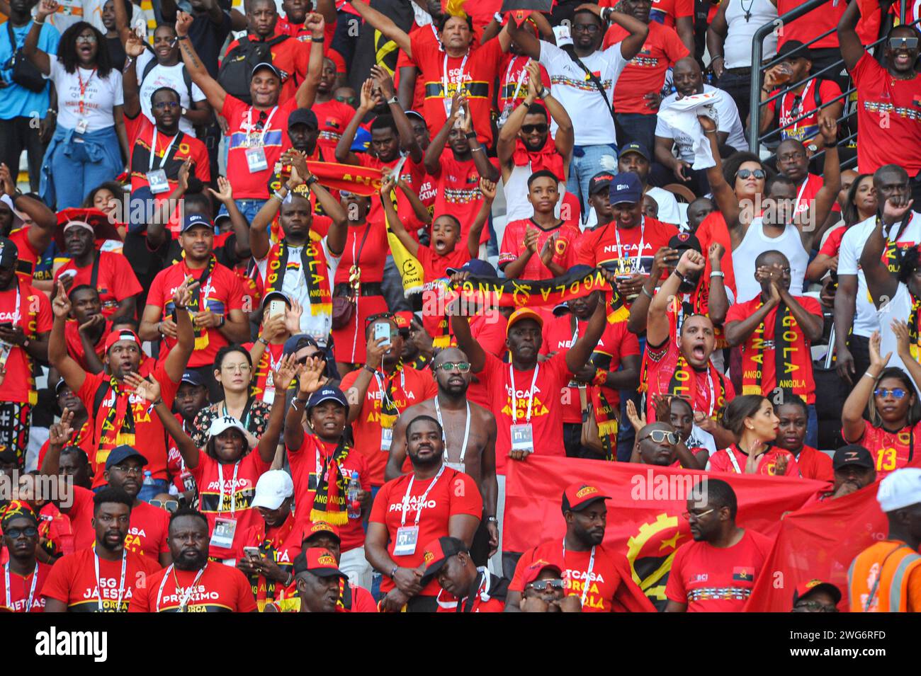 ABIDJAN, Elfenbeinküste - 2. FEBRUAR; Angola-Unterstützer beim TotalEnergies Caf Africa Cup of Nations (Afcon 2023) Spiel zwischen Nigeria und Ango Stockfoto
