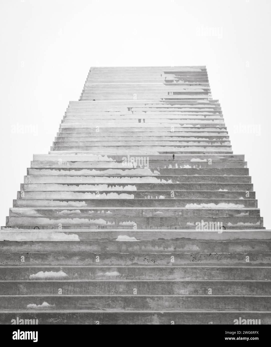 Treppen ins Nirgendwo. Leere unfertige Bridge. Außentreppe ohne Ende Treppe zum Himmel. Brücke im Bau. Treppen gegen bewölkten Himmel Stockfoto