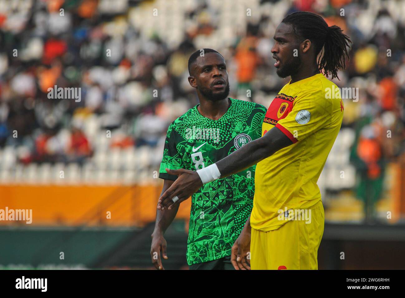 ABIDJAN, Elfenbeinküste - 2. FEBRUAR; Frank Onyeka aus Nigeria und Kialonda Gaspar aus Angola während des TotalEnergies Caf Africa Cup of Nations (Afcon Stockfoto