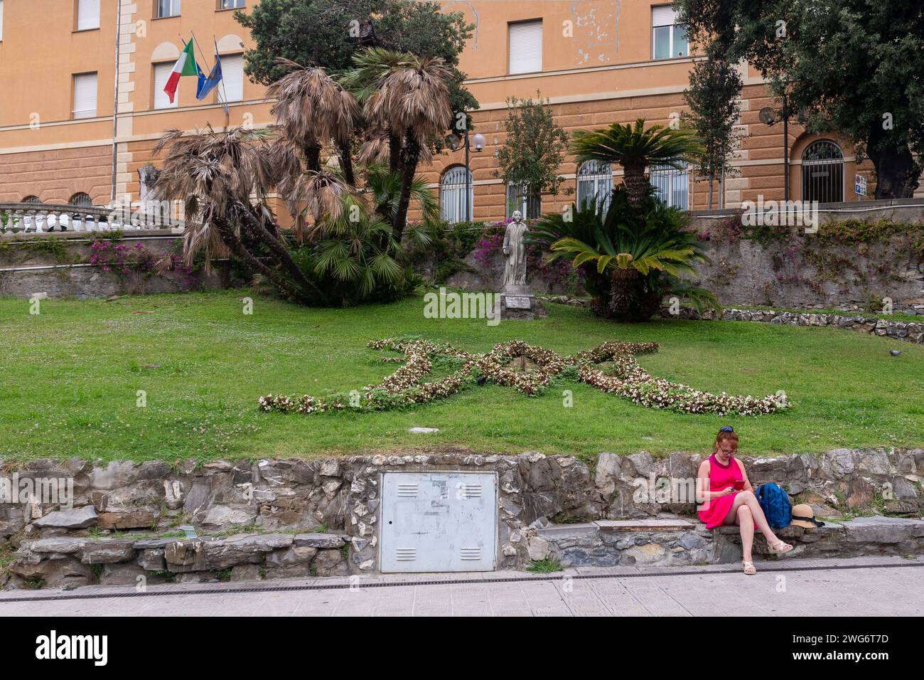 Garten vor dem alten städtischen Krankenhaus mit der Marmorstatue von Giovanni da Vigo (Chirurg und Schriftsteller, 1450-1525) von Carlo Rubatto (1846), Rapallo Stockfoto