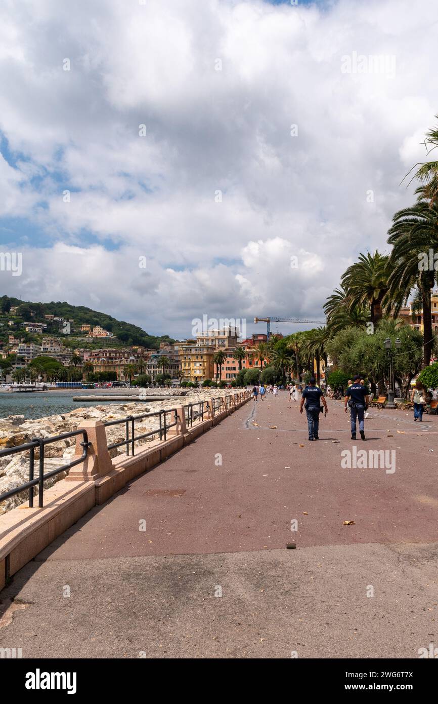 Rückansicht der Carabinieri, die die Promenade nach der Panegyrischen Feuerwerkskörper-Show des Festes der Madonna von Montallegro, Rapallo, Genua patrouillieren Stockfoto