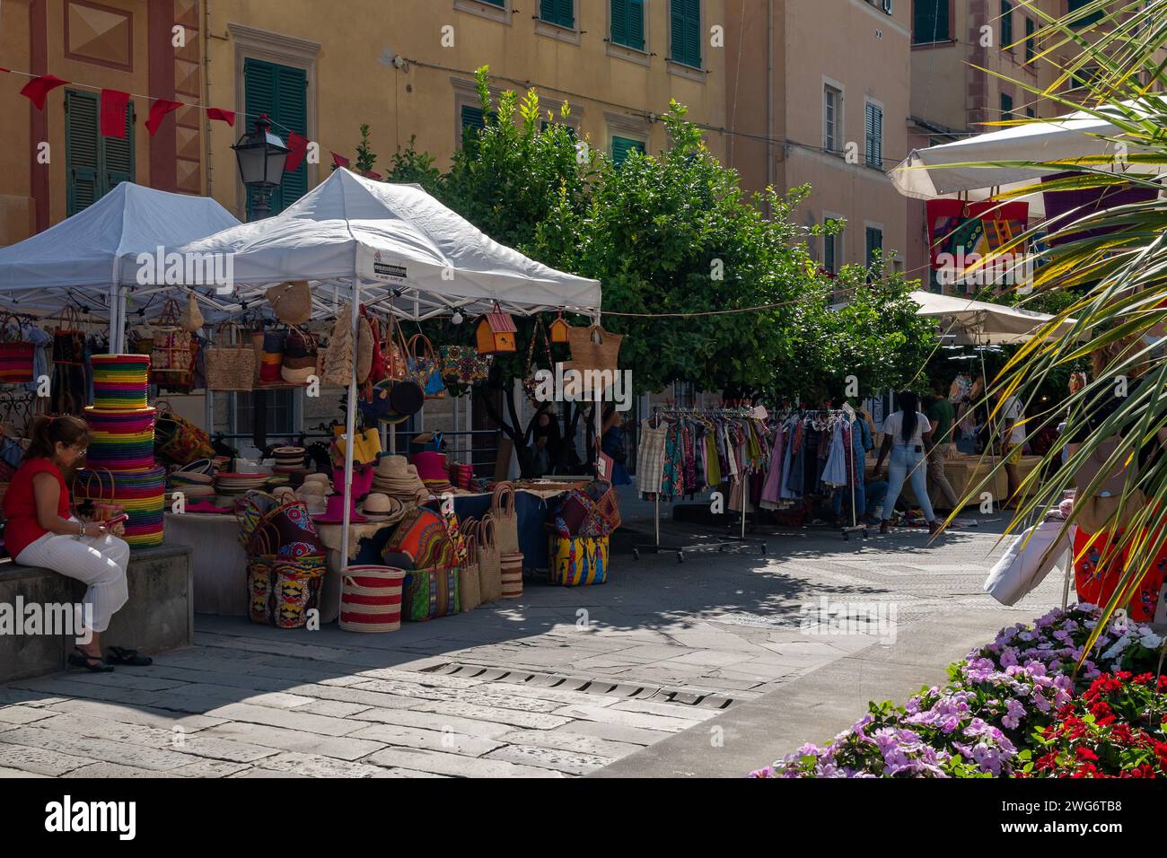Straßenmarkt auf der Piazza Garibaldi während des Festes der Madonna von Montallegro, Rapallo, Genua, Ligurien, Italien Stockfoto