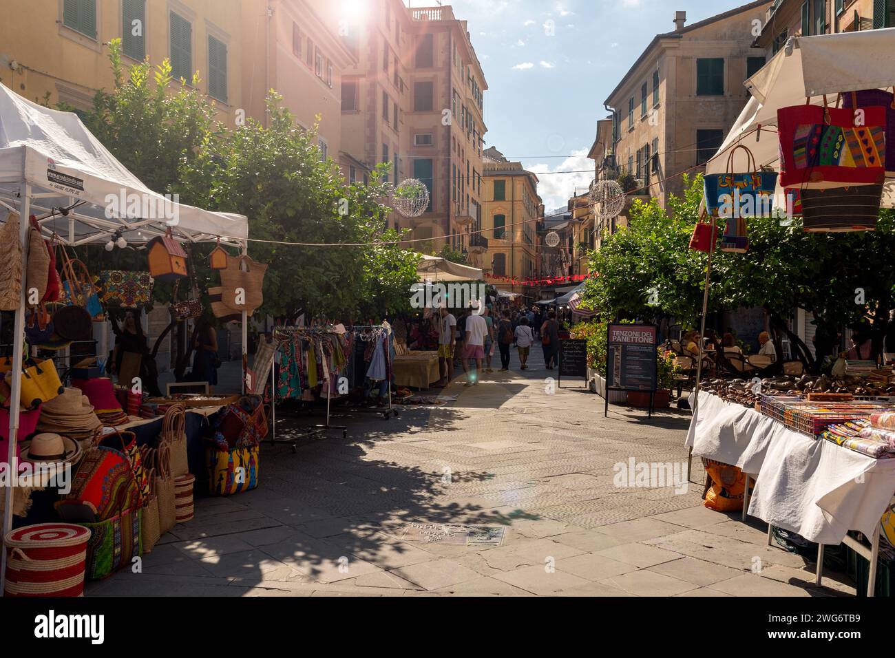 Hinterleuchtung mit Objektivfackeln auf den Straßenmarkt während des Festes unserer Lieben Frau von Montallegro, Rapallo, Genua, Ligurien, Italien Stockfoto