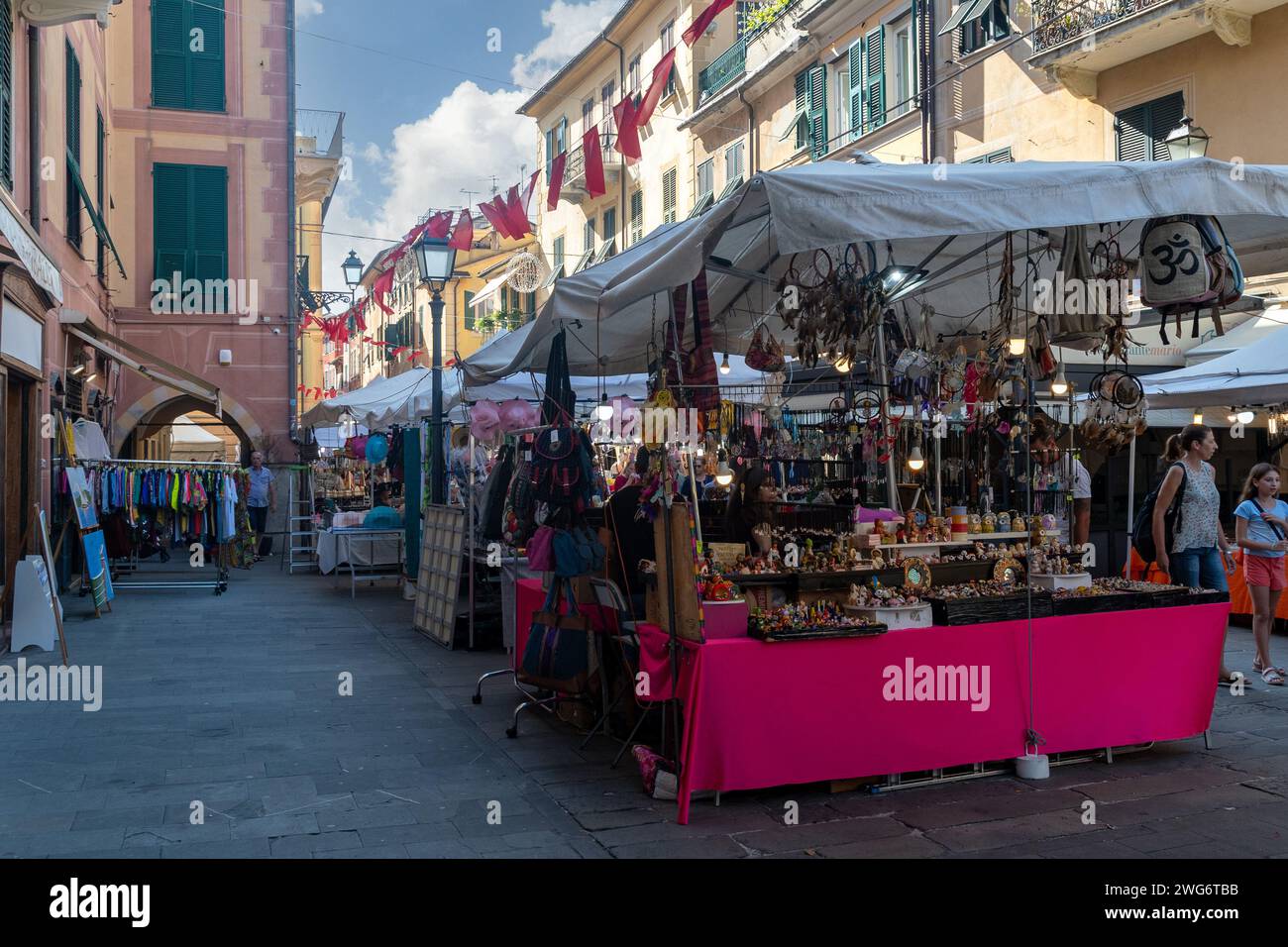 Straßenmarkt auf der Piazza Garibaldi während des Festes der Madonna von Montallegro, Rapallo, Genua, Ligurien, Italien Stockfoto