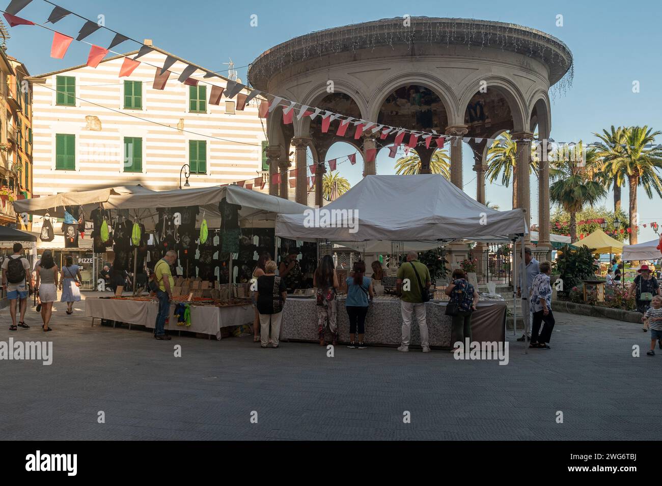 Piazza Martiri della Libertà mit dem Musikkiosk und dem Straßenmarkt während des Patronatsfestes im Juli, Rapallo, Genua, Ligurien, Italien Stockfoto