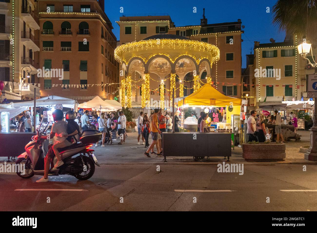 Piazza Martiri della Libertà mit dem Straßenmarkt während des Patronatsfestes im Juli bei Nacht, Rapallo, Genua, Ligurien, Italien Stockfoto