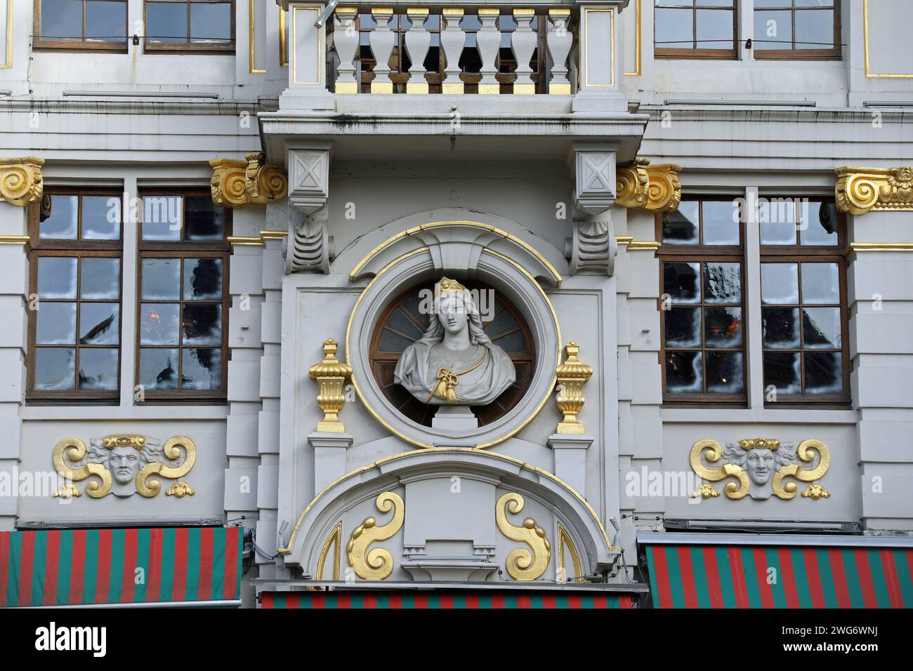 Büste der St. Barbara im Haus der Schneiderei am Grand Place in Brüssel Stockfoto