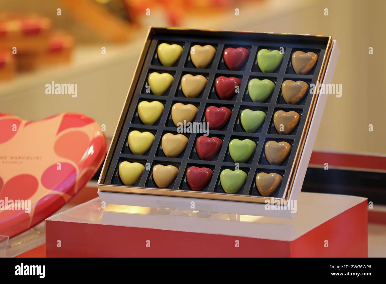 Herzförmige belgische Pralinen in einer Geschenkbox Stockfoto