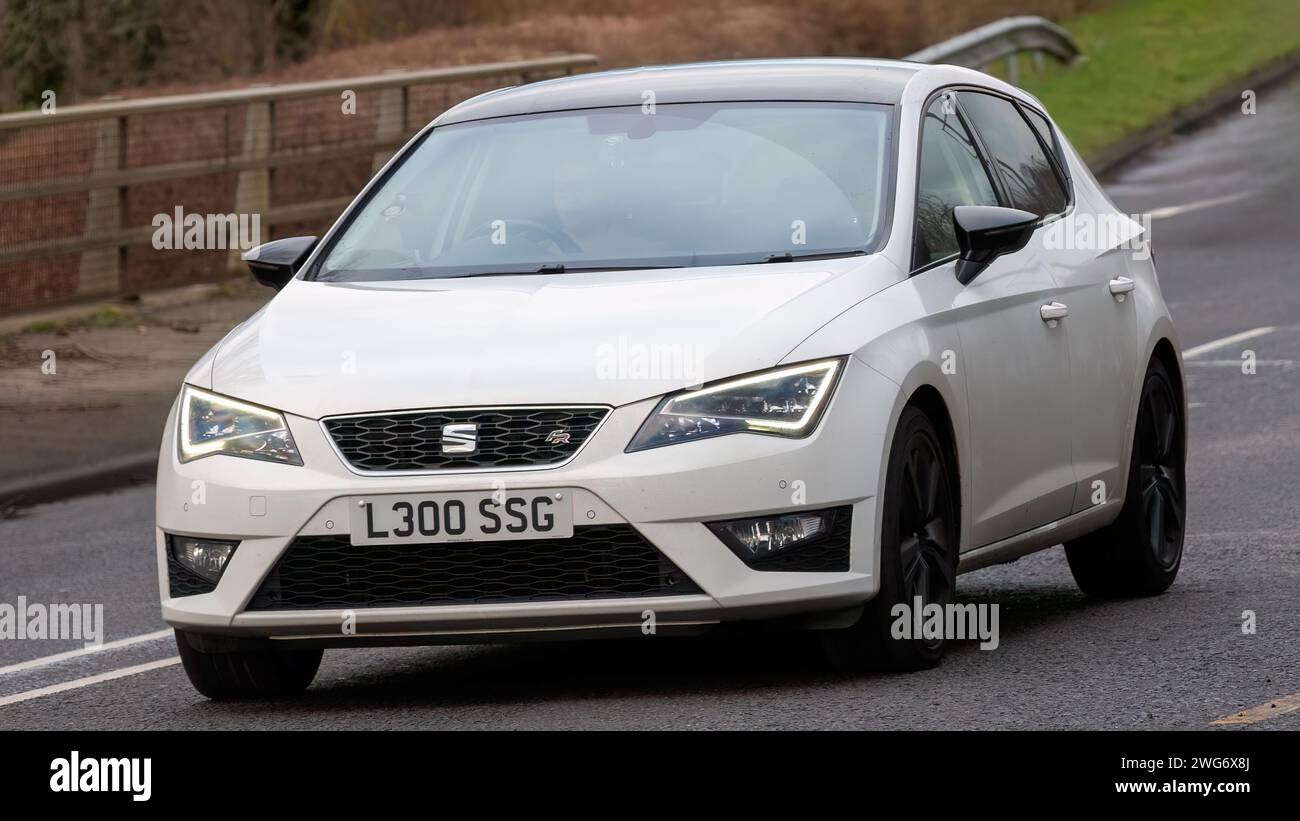 Milton Keynes, UK-3. Februar 2024: 2015 White Seat Leon Car fährt auf einer englischen Straße. Stockfoto