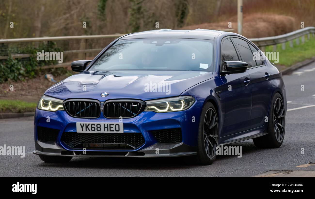 Milton Keynes, UK-Feb 3. 2024:2019 blauer BMW 5er M5 Rennwagen auf einer englischen Straße. Stockfoto