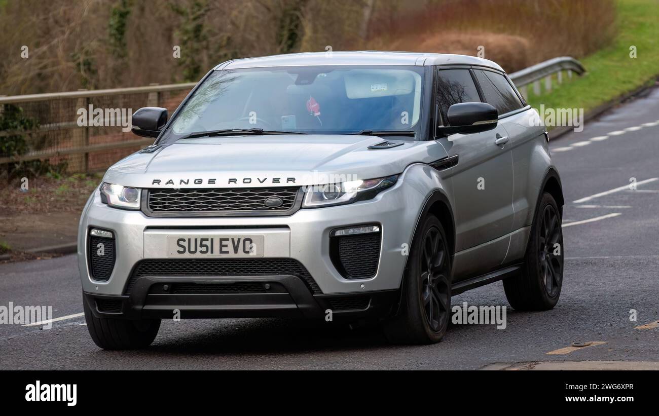 Milton Keynes, UK-3. Februar 2024: 2012 Range Rover Evoque Auto auf einer englischen Straße. Stockfoto