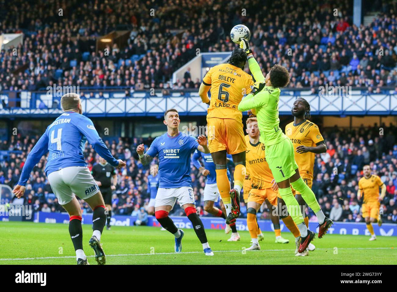 Glasgow, Großbritannien. Februar 2024. Rangers FC spielt Livingston FC im Ibrox Stadium, dem Heimstadion der Rangers, in einem Cinch Scottish Premiership-Spiel. Die Rangers sind derzeit 2. In der Liga, 5 Punkte hinter Celtic und Livingston FC liegen mit nur 13 Punkten am unteren Ende der Liga. Quelle: Findlay/Alamy Live News Stockfoto