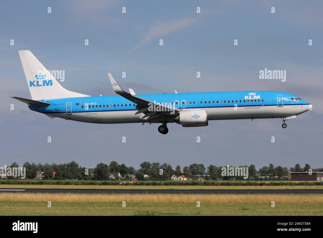 Niederländische KLM Boeing 737-900 mit Registrierung PH-BXS im kurzen Finale für Amsterdam Airport Schiphol Stockfoto