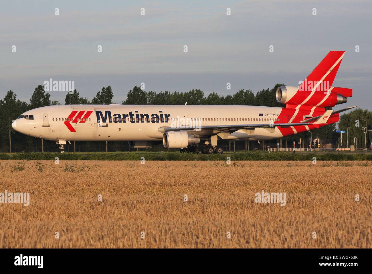 Niederländisch Martinair McDonnell Douglas MD-11 mit Registrierung PH-MCP rollend auf Rollweg V des Amsterdamer Flughafens Schiphol Stockfoto