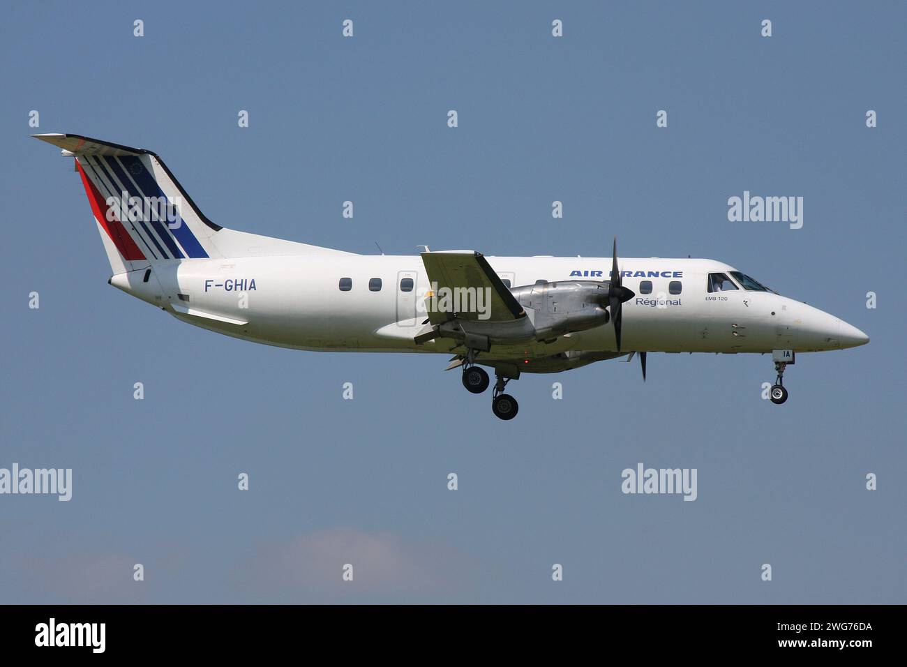 Regional Embraer EMB-120 Brasilia in Air France Lackierung mit Registrierung F-GHIA im Finale für Amsterdam Airport Schiphol Stockfoto