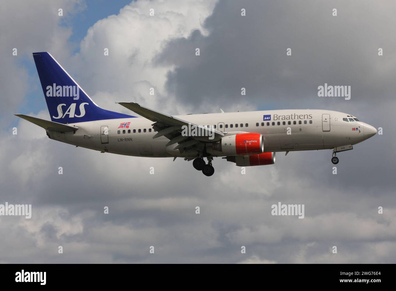 SAS Braathens Boeing 737-700 mit Registrierung LN-RNN im Finale für Amsterdam Airport Schiphol Stockfoto