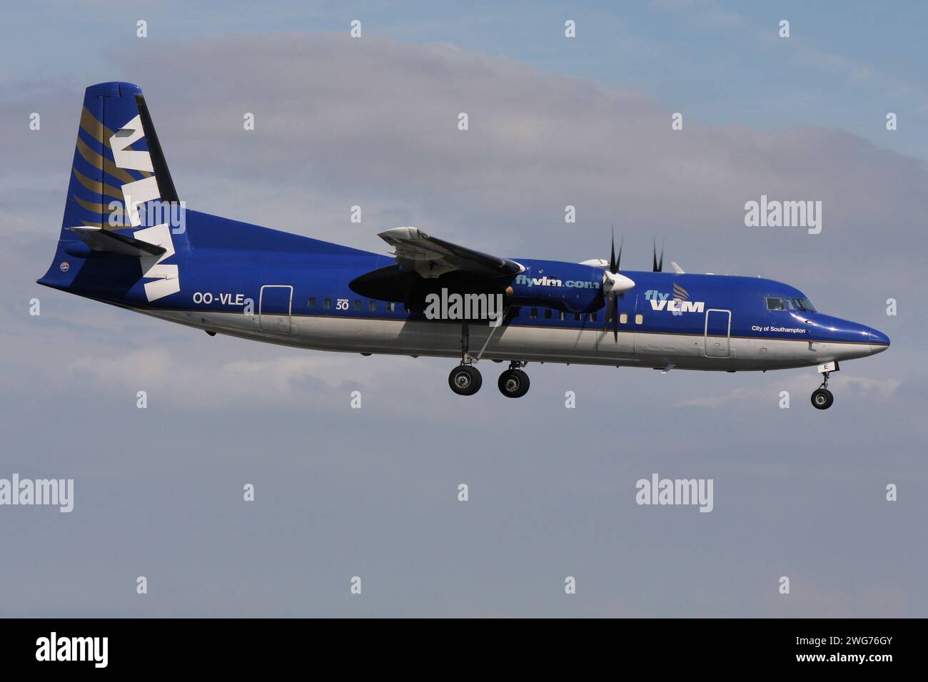 Belgischer VLM Fokker 50 mit Registrierung OO-VLE im Finale für Amsterdam Airport Schiphol Stockfoto