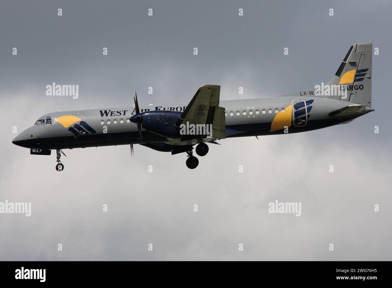 West Air Europe British Aerospace ATP mit Registrierung LX-WAP im kurzen Finale für den Flughafen Amsterdam Schiphol Stockfoto