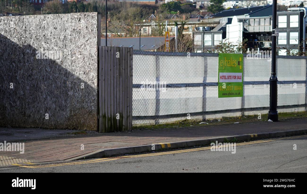 Barry, Vale of Glamorgan, Wales 02. Februar 2024: An der Ecke des Geschäftsviertels wurde ein Bereich für das Gastgewerbe zugewiesen Stockfoto