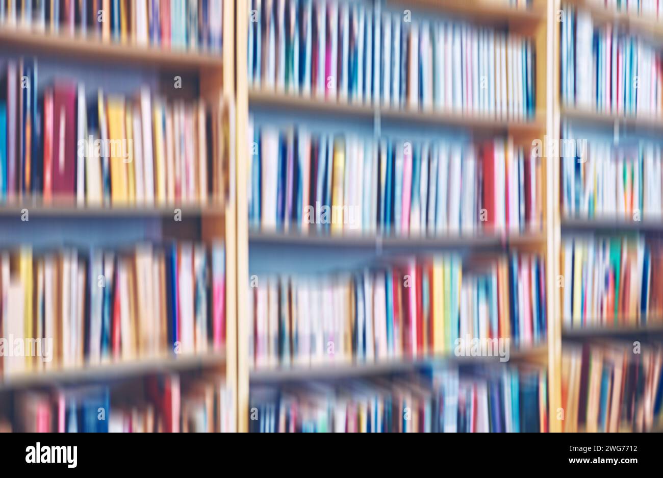 Bewegung verschwommene Buchreihen, abstrakter Hintergrund. Stockfoto