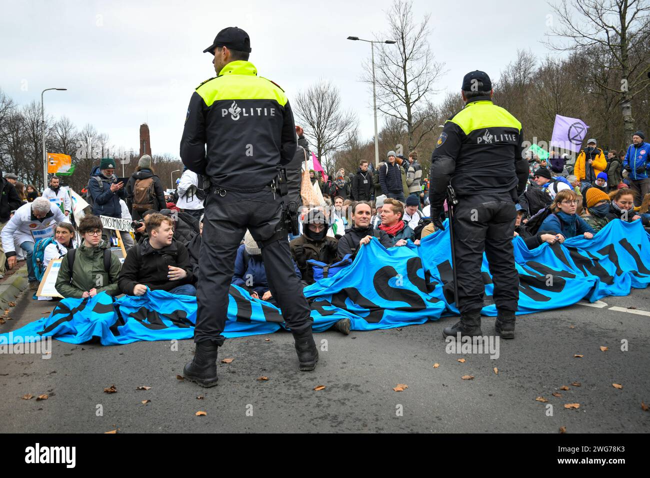 Die Haag, Niederlande, 3. februar 2024. Etwa tausend Aktivisten der Extinction Rebellion protestierten, indem sie die Autobahn A12 zum 36. Mal blockierten. Quelle: Pmvfoto/Alamy Live News Stockfoto