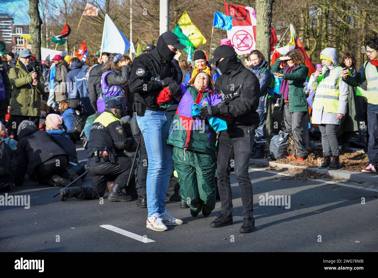 Die Haag, Niederlande, 3. februar 2024. Etwa tausend Aktivisten der Extinction Rebellion protestierten, indem sie die Autobahn A12 zum 36. Mal blockierten. Quelle: Pmvfoto/Alamy Live News Stockfoto