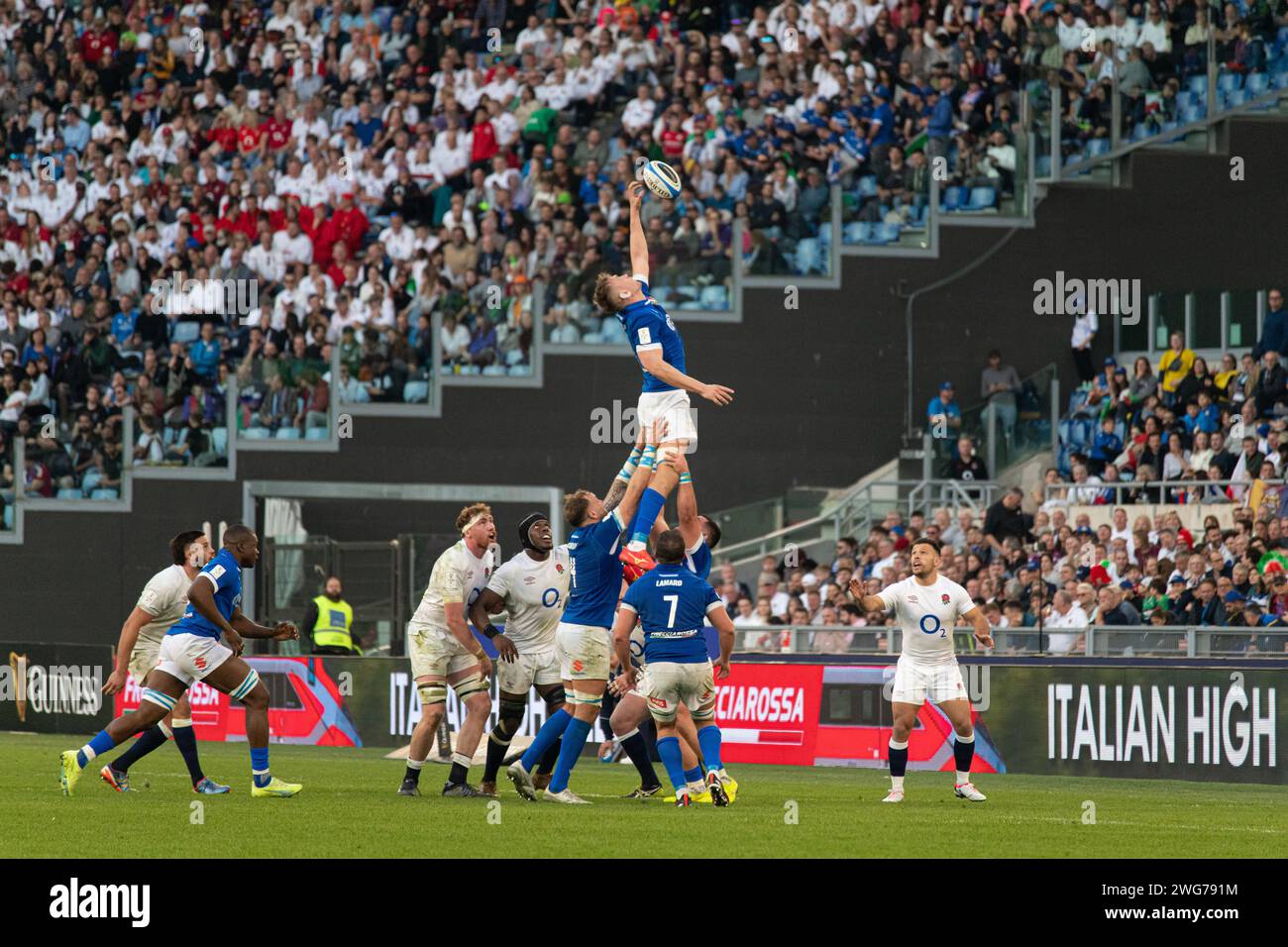Rom, Italien, 3. februar 2024. Italien vs. England, Rugby Six Nations, Italien: Ball nach Line-out, Olympiastadion. Foto: Fabio Pagani/Alamy Live News Stockfoto