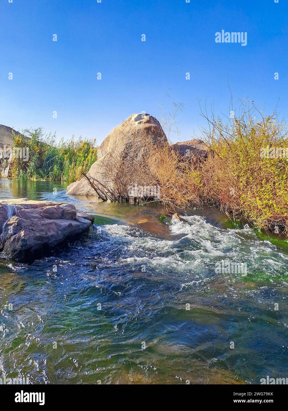Blauer Nil. Im Hintergrund Sandhügel und blauer Himmel. In Der Nähe Von Elephant Island Stockfoto