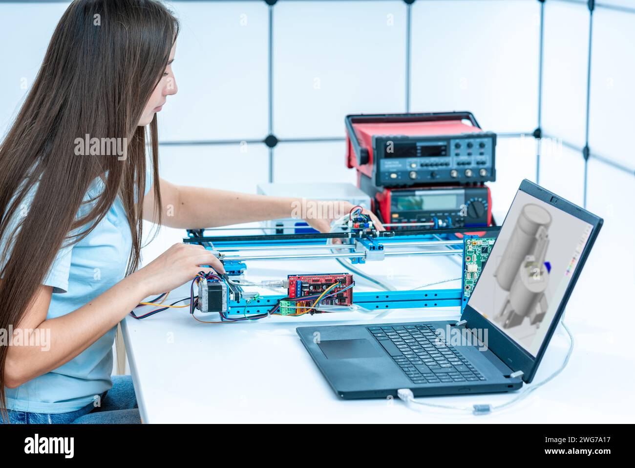 Einführung in die CNC-Technologie: Dieses Thema bietet einen grundlegenden Überblick über die CNC-Technologie (Computer Numerical Control), ihre historische Entwicklung und i Stockfoto