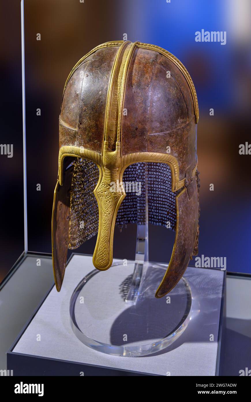 Der York Helmet, Yorkshire Museum, York, North Yorkshire, England. Dieser anglische Helm aus Eisen und Messing stammt aus der Zeit um 750-775 n. Chr Stockfoto