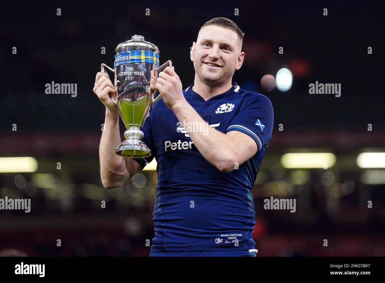 Der schottische Finn Russell feiert mit dem Doddie Weir Cup nach dem Sieg gegen Wales im Guinness Six Nations Spiel im Principality Stadium in Cardiff. Bilddatum: Samstag, 3. Februar 2024. Stockfoto