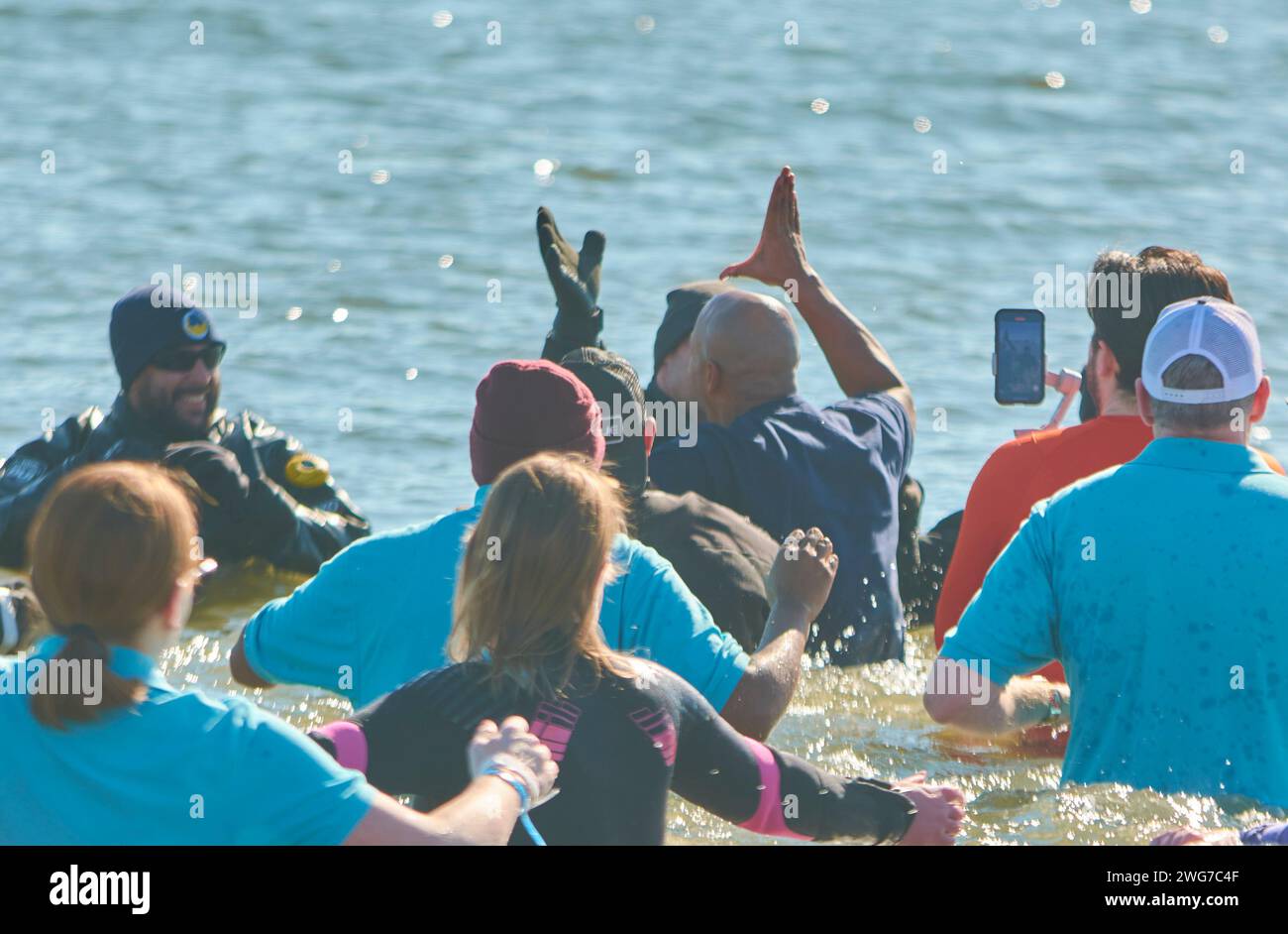 Annapolis, Maryland, USA. Februar 2024. 3. Februar 2024, Annapolis, MD: Maryland Gouverneur Wes Moore High Fives rettet Taucher in der Chesapeake Bay im Sandy Point State Park während des Maryland Polar Plunge, einer Wohltätigkeitsveranstaltung für die Special Olympics. (Kreditbild: © Dominic Gwinn/ZUMA Press Wire) NUR REDAKTIONELLE VERWENDUNG! Nicht für kommerzielle ZWECKE! Quelle: ZUMA Press, Inc./Alamy Live News Stockfoto