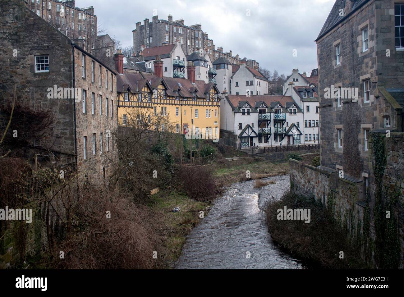 Das Wasser von Leith fließt durch Dean Village, Edinburgh, Schottland Stockfoto