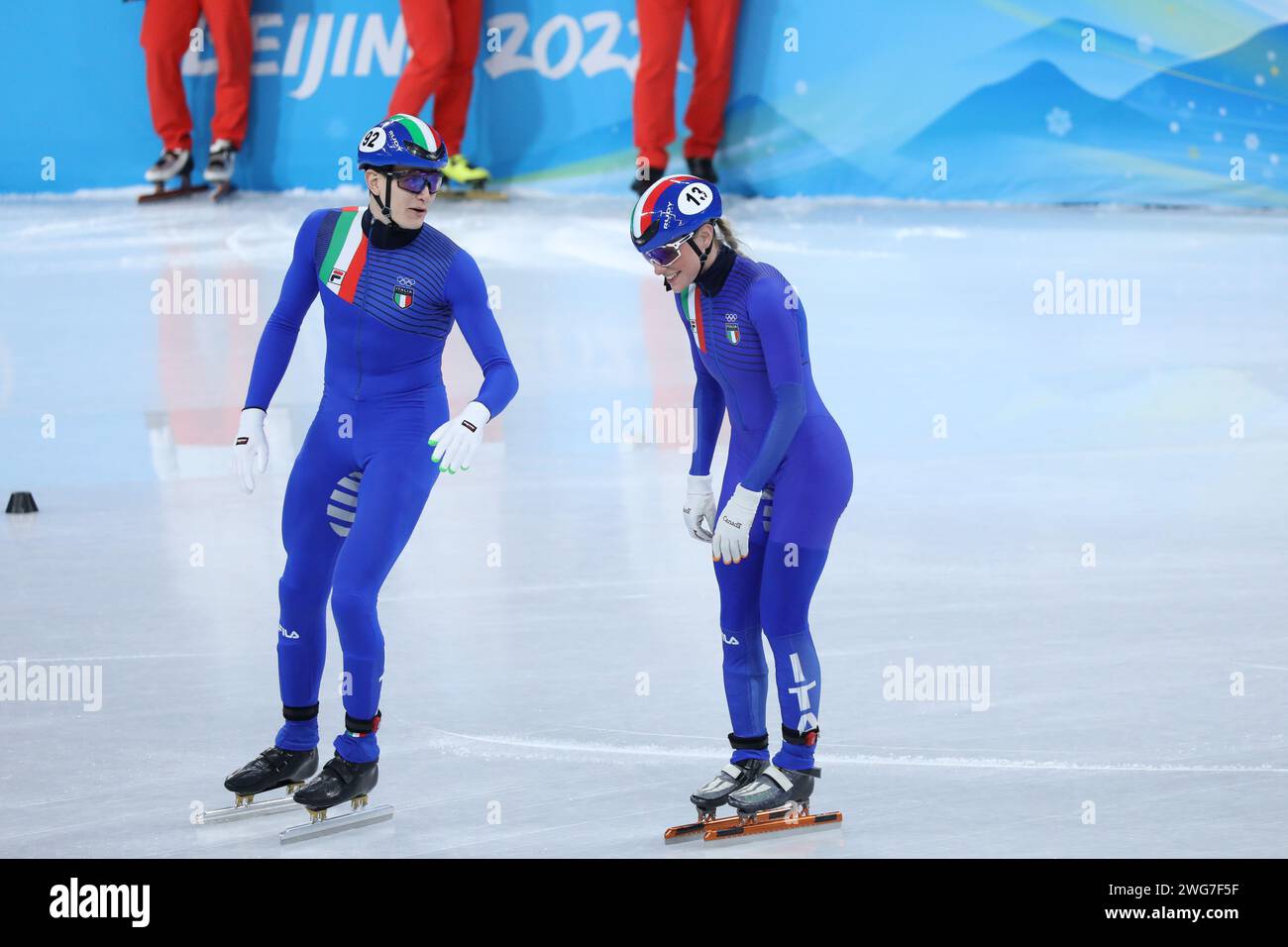 5. FEBRUAR 2022: Peking, China: Martina Valcepina #13 und Andrea Cassinelli #92 vom Team Italien im Finale A des Mixed Team Relay of the Short Track Stockfoto