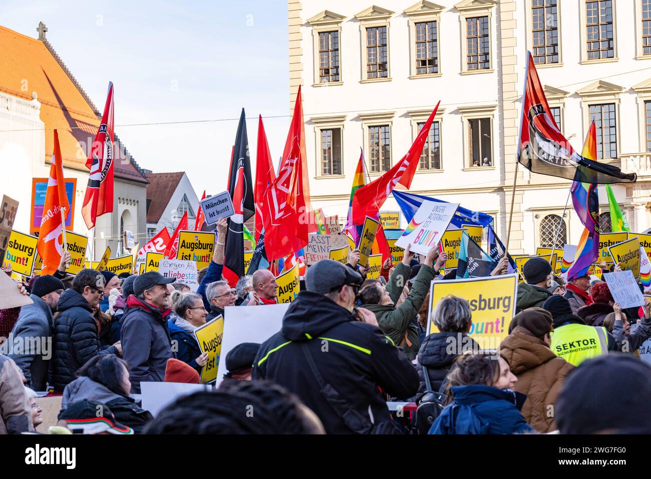 Augsburg, Bayern, Deutschland - 3. Februar 2024: Parolen gegen Rechtsextremismus und Aufruf zum Verbot der AfD - Alternative für Deutschland auf Plakaten und Bannern bei einer großen Demonstration in Augsburg. Verschiedene Menschen protestieren mit Zeichen in den Händen für Demokratie unter dem Motto Augsburg ist bunt und nie wieder ist jetzt *** Parolen gegen Rechtsextremismus und Aufruf zum Verbot der AfD - Alternative für Deutschland auf Plakaten und Bannern auf einer großen Demonstration in Augsburg. Verschiedene Menschen protestieren mit Schildern in der Hand für Demokratie unter dem Motto Augsburg ist Bunt und N Stockfoto