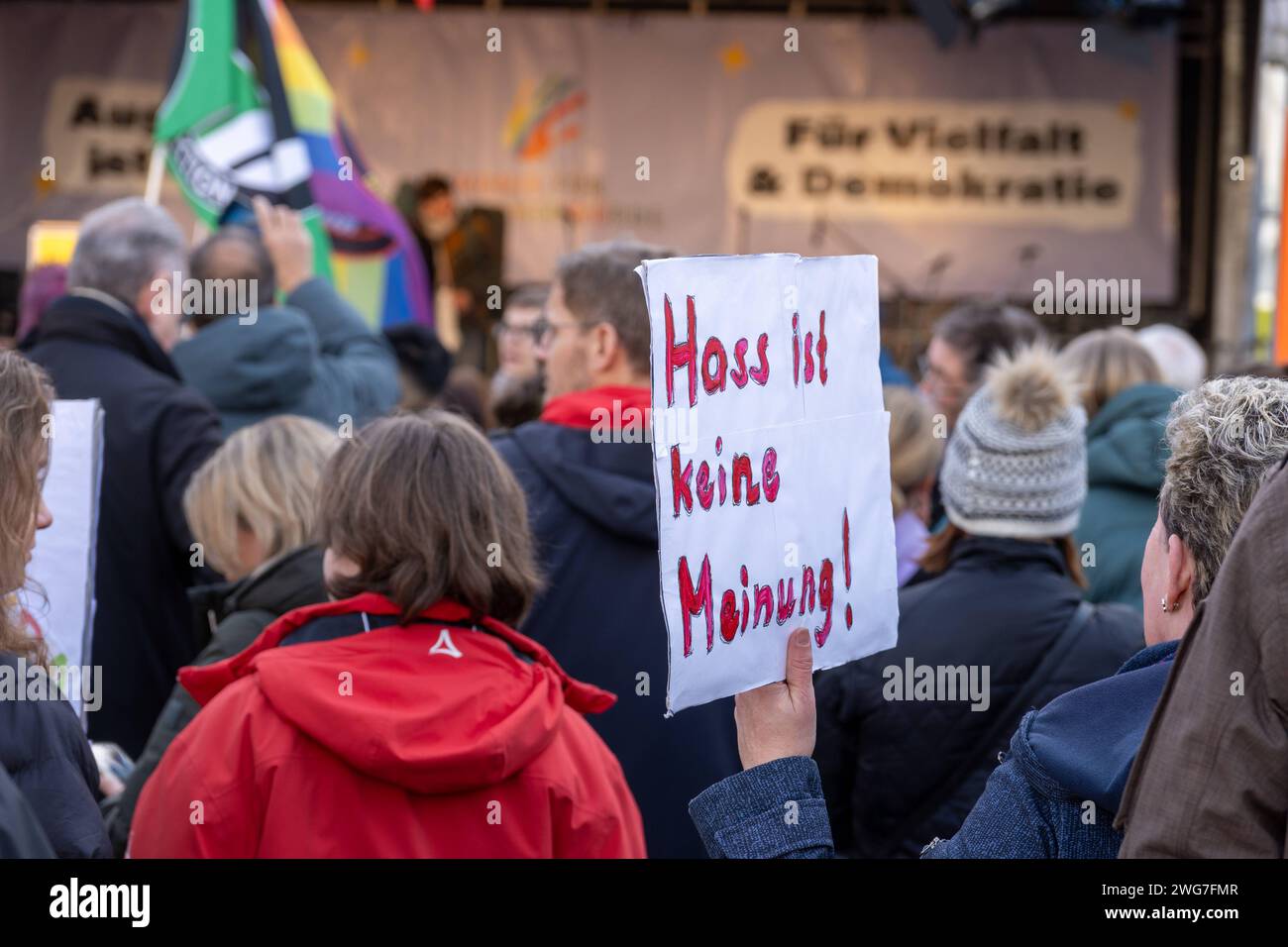 Augsburg, Bayern, Deutschland - 3. Februar 2024: Parolen gegen Rechtsextremismus und Aufruf zum Verbot der AfD - Alternative für Deutschland auf Plakaten und Bannern bei einer großen Demonstration in Augsburg. Verschiedene Menschen protestieren mit Zeichen in den Händen für Demokratie unter dem Motto Augsburg ist bunt und nie wieder ist jetzt *** Parolen gegen Rechtsextremismus und Aufruf zum Verbot der AfD - Alternative für Deutschland auf Plakaten und Bannern auf einer großen Demonstration in Augsburg. Verschiedene Menschen protestieren mit Schildern in der Hand für Demokratie unter dem Motto Augsburg ist Bunt und N Stockfoto