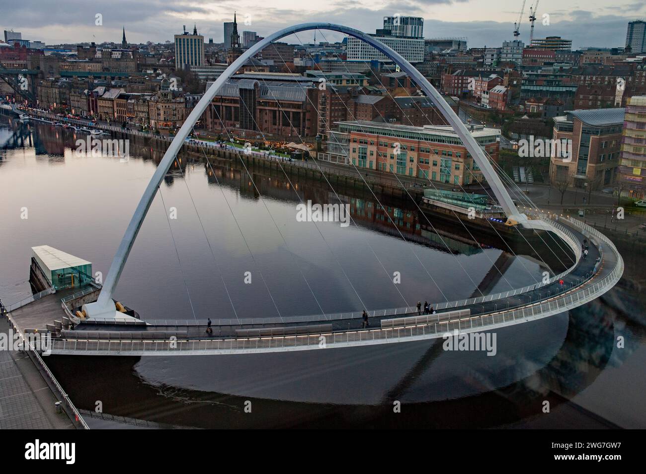 Millennium Bridge, Newcastle: Technische Eleganz über dem Tyne. Stockfoto