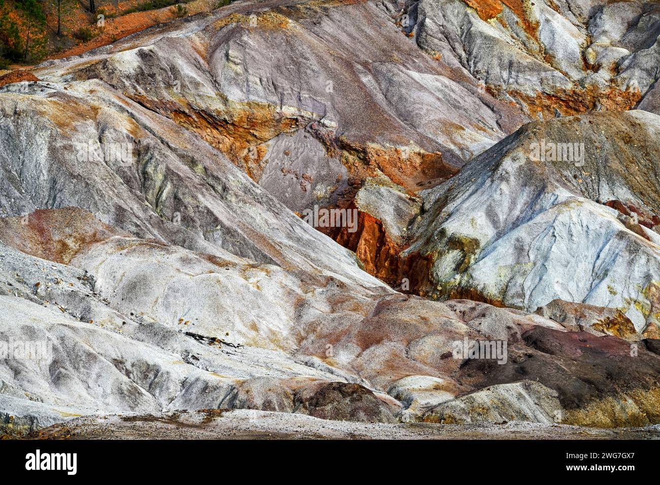 Detaillierter Blick auf die erdigen rot-braun gestreiften Mineralschichten in der Gegend von Rio Tinto, die natürliche geologische Kunst zeigen Stockfoto