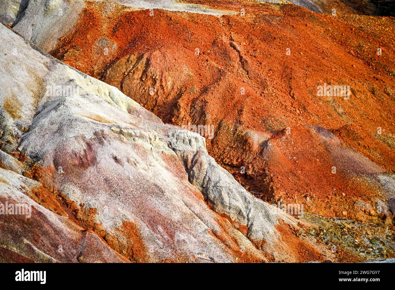 Detaillierter Blick auf die erdigen rot-braun gestreiften Mineralschichten in der Gegend von Rio Tinto, die natürliche geologische Kunst zeigen Stockfoto