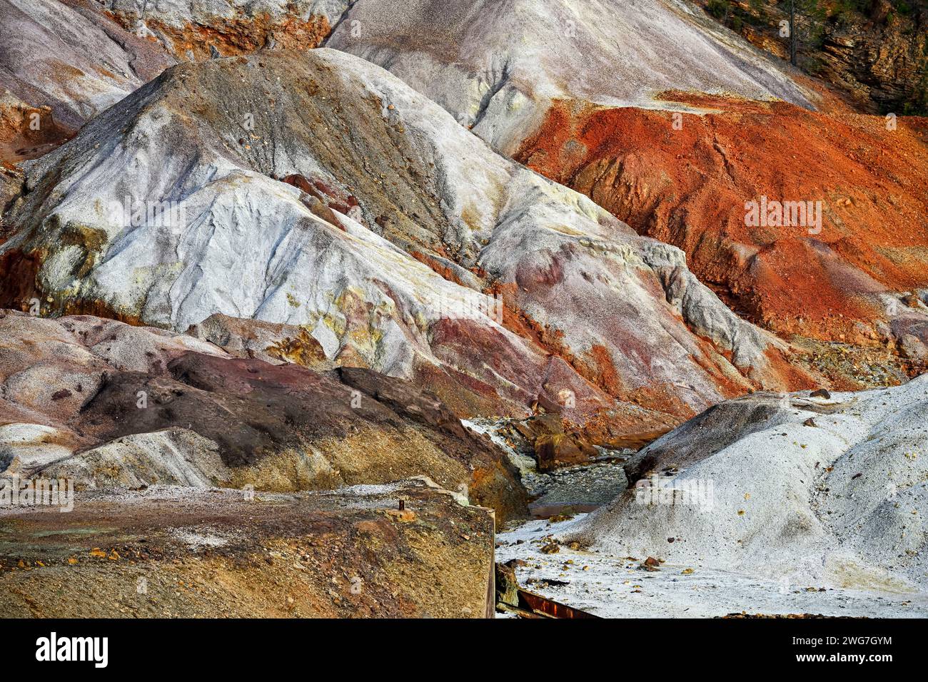 Detaillierter Blick auf die erdigen rot-braun gestreiften Mineralschichten in der Gegend von Rio Tinto, die natürliche geologische Kunst zeigen Stockfoto